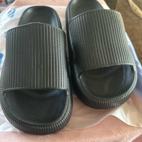NEW The Cloudies Black Slide Sandals - Picture 1 of 3